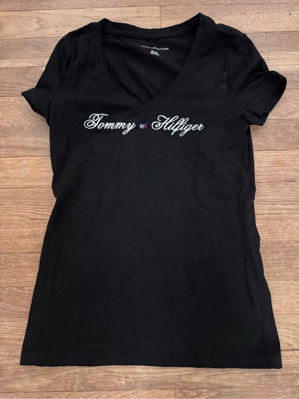 Tommy Hilfiger Women's Script Logo V-Neck T-Shirt - Size XS
b38